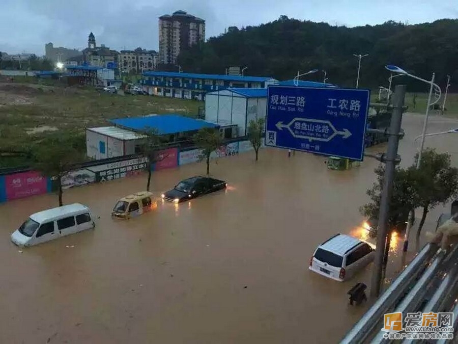 图集:实拍南昌暴雨道路积水 再现城市看海奇观